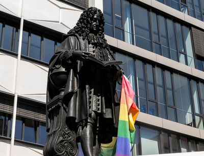 Am Denkmal von Gottfried Wilhelm Leibniz prangt eine Regenbogenflagge