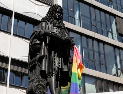 Am Denkmal von Gottfried Wilhelm Leibniz prangt eine Regenbogenflagge