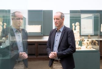 Auf dem Bild ist Dr. Dietrich Raue im Ägyptischen Museum zu sehen.