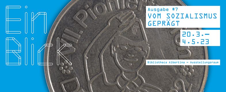 Werbebanner mit den Ausstellungsinformationen mit Name, Datum im Hintergrund eine Münze