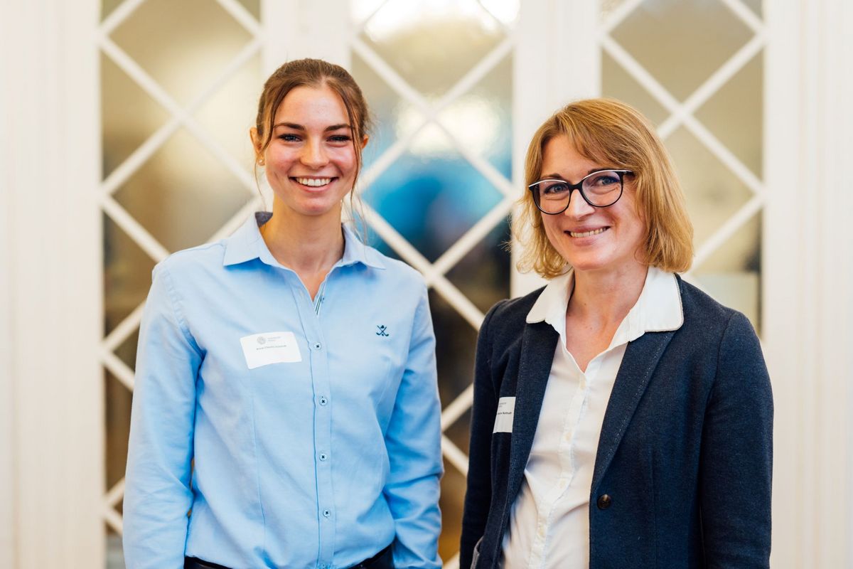 enlarge the image: Portrait of Anna Claudia Schmidt (left) & Jun.-Prof. Dr. Nanna Notthoff (right) at the Pre-Doc Award Kickoff Event 2023/24, Photo: Christian Hüller