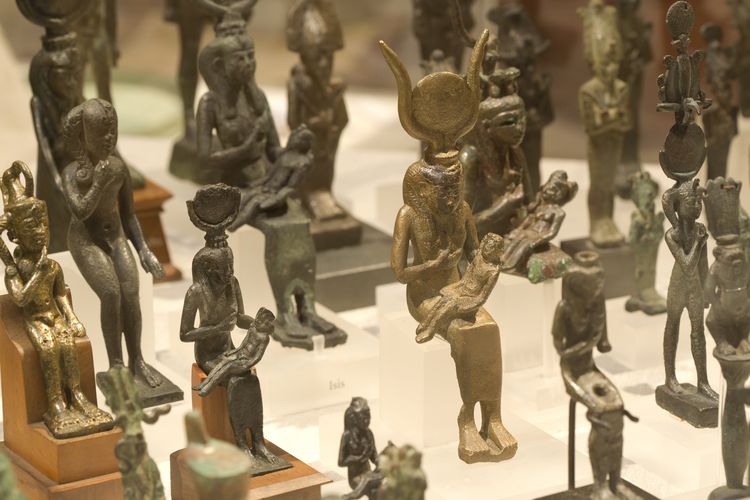 Götterfiguren der sitzenden Isis mit Sonnenscheibe aufdem Kopf, auf dem Schoß ein Kind