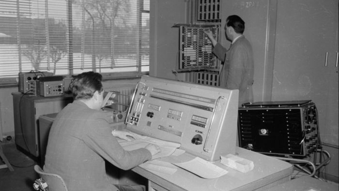 Die Anfänge des URZ im Jahr 1962, ein Zeiss-Rechenautomat 1 (ZRA 1).