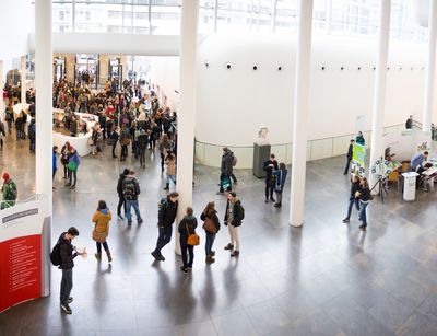 Foto: Panoramafoto mit Menschen im Neuen Augusteum