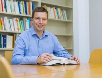 Prof. Dr. Hannes Zacher am Schreibtisch