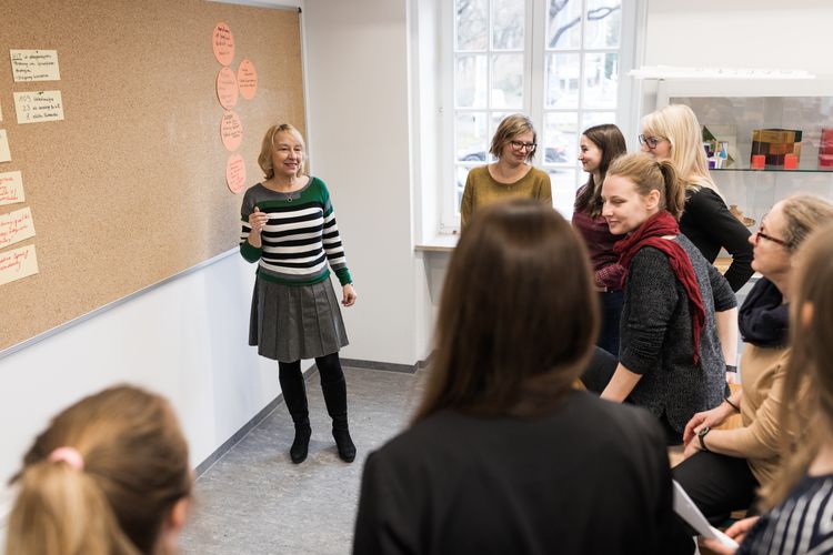 Dozentin: Prof. Dr. Susanne Viernickel im Seminar zur frühkindlichen Entwicklung. Foto: Christian Hüller