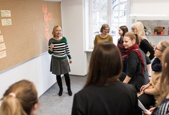 Dozentin: Prof. Dr. Susanne Viernickel im Seminar zur frühkindlichen Entwicklung. Foto: Christian Hüller