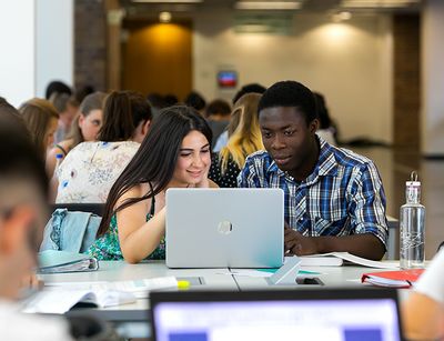 Studierende am Rechner im Hörsaalgebäude