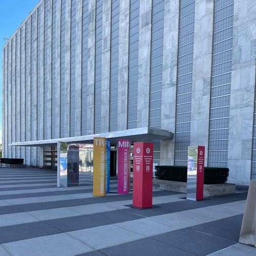 Blick auf den Eingang des UN-Gebäudes