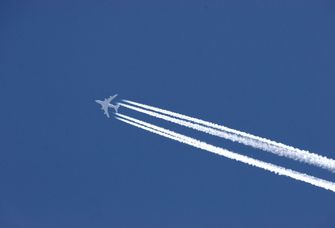 Flugzeuge erzeugen Kondensstreifen, die sich zu größeren Zirruswolken ausbreiten können.