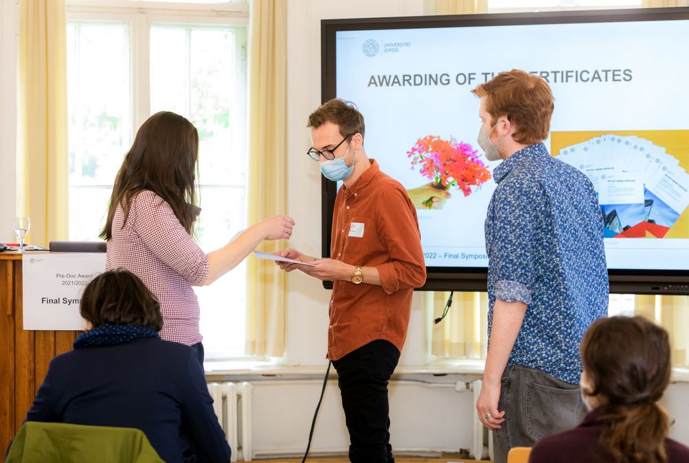 zur Vergrößerungsansicht des Bildes: Dr. Antje Nolting übergibt einigen Teilnehmenden des Pre-Doc Awards ihre Zertifikate.
