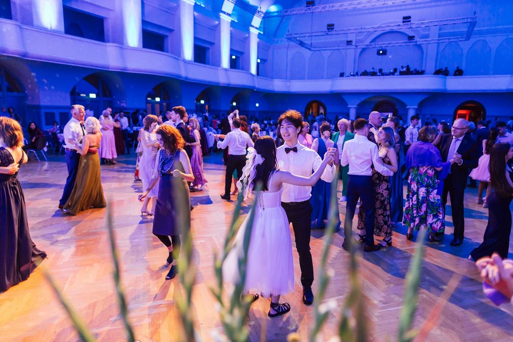 zur Vergrößerungsansicht des Bildes: Bis tief in die Nacht wurde ausgelassen getanzt. Foto: Christian Hüller/Universität Leipzig