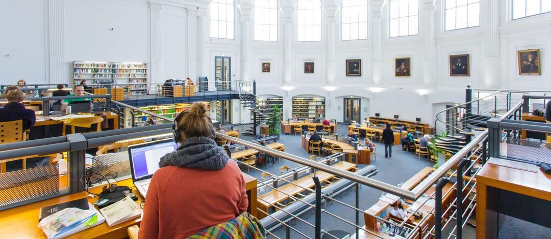 Foto: Studierende arbeiten im großen Lesesaal der Bibliotheca Albertina