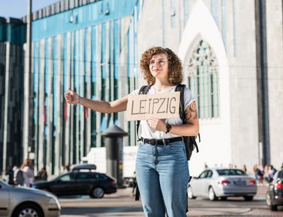 Studentin mit Leipzig-Schild vor dem Paulinum, Foto: Christian Hüller