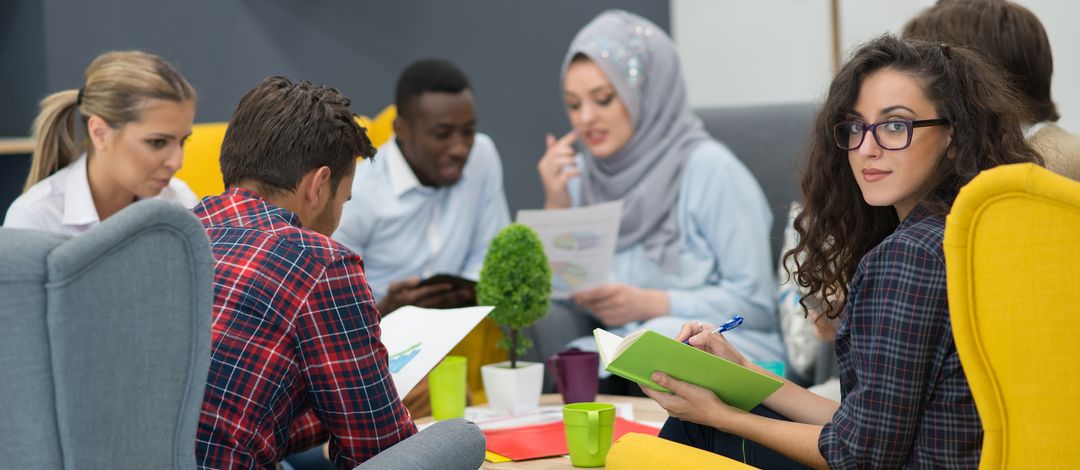 Studierende lernen in einer Sitzecke