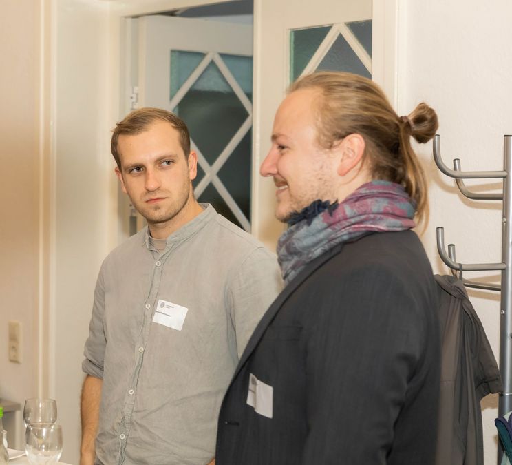 zur Vergrößerungsansicht des Bildes: Einige Preisträger:innen unterhalten sich beim Netzwerken in der Kaffeepause.