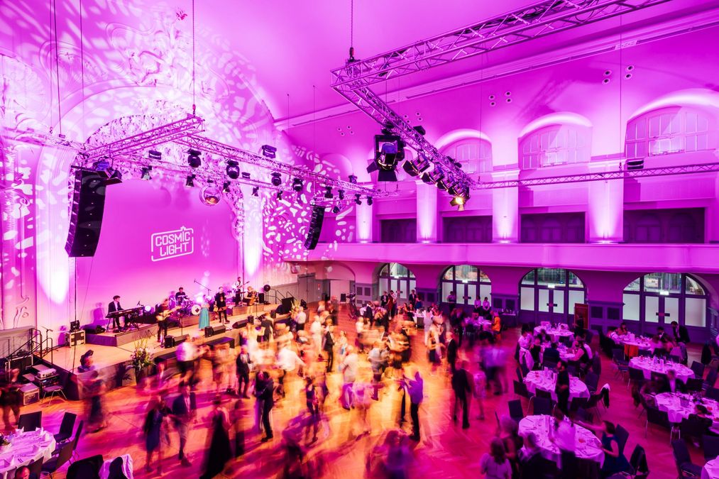 zur Vergrößerungsansicht des Bildes: Im Anschluss ließen die Gäste sich nicht lange bitten und füllten die Tanzfläche. Foto: Christian Hüller/Universität Leipzig