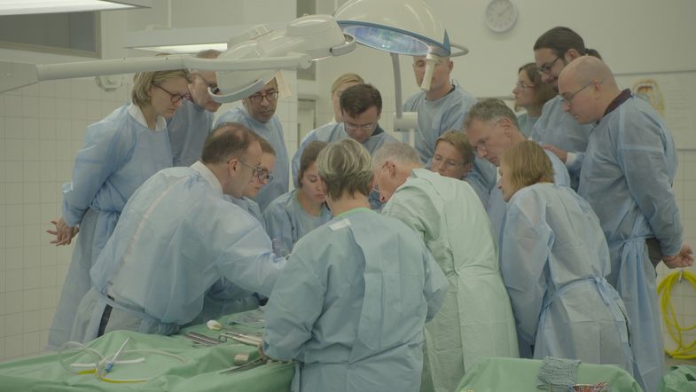 Wie wird Krebs effektiver bekämpft? Im Präparationssaal des Instituts für Anatomie der Universität Leipzig wird eine Schau-OP vorbereitet, um Ärztinnen und Ärzte aus aller Welt eine neue OP-Methode zu zeigen.