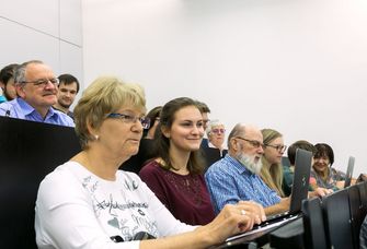 Gemeinsames Studium verschiedener Generationen im Hörsaal der Universität Leipzig.