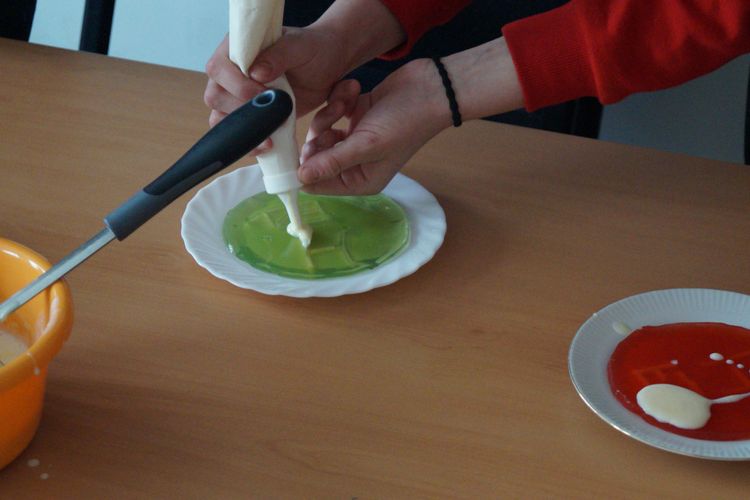 Vanilla sauce is spread a jelly using a funnel (Photo: Toshiki Wulf / Leipzig University, RTG 2721)