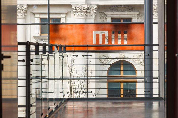 Blick durch ein orange gefärbtes Fenster im Geisteswissenschaftlichen Zentrum, Foto: Christian Hüller