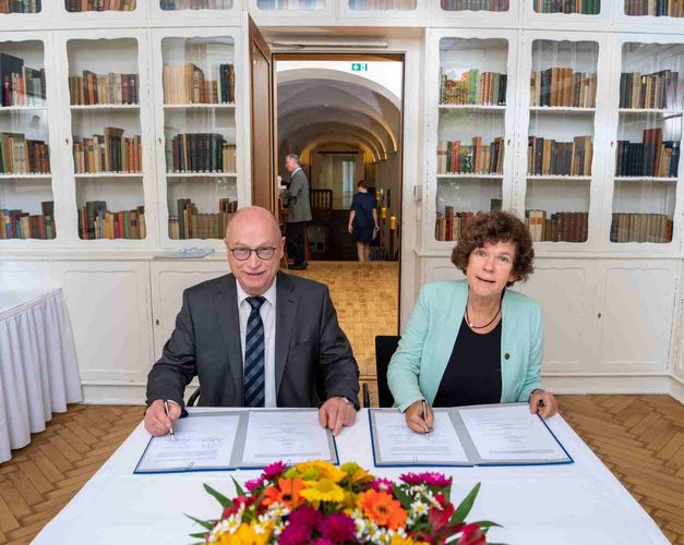 Rektorin Prof. Dr. Beate Schücking und Prof. Dr. Martin Stratmann bei der Unterzeichnung der Kooperationsvereinbarung.