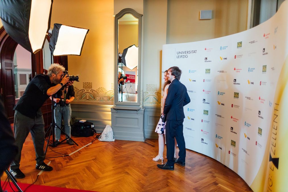 zur Vergrößerungsansicht des Bildes: Foto-Rechtnitz fing den Abend für die Gäste fotografisch ein. Foto: Christian Hüller