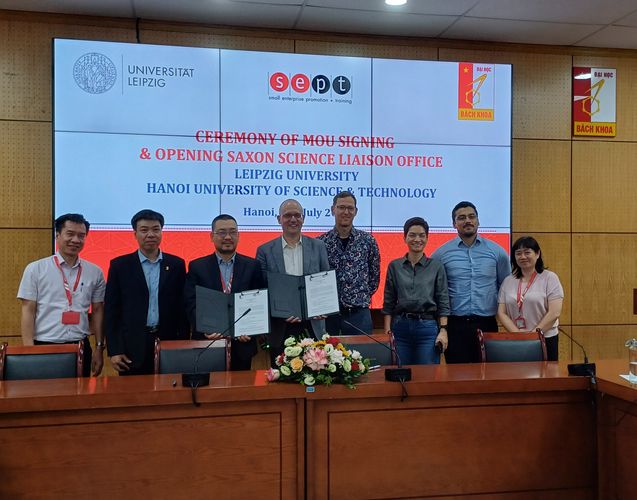 Das Bild zeigt Menschen bei der Konzeptvorstellung des Saxon Science Liaison Office in Hanoi.