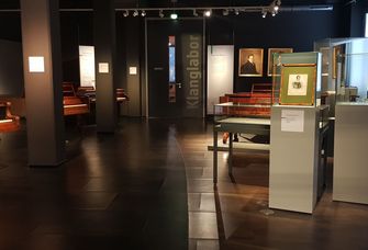 Das Bid zeigt die Ausstellung des Musikinstrumentenmuseums.