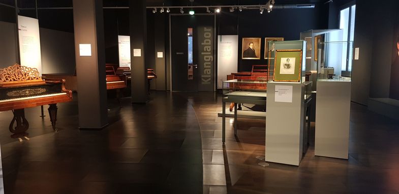 Das Bid zeigt die Ausstellung des Musikinstrumentenmuseums.