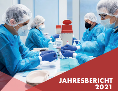 Buchcover mit einem Foto darauf von Menschen in blauen Anzügen, die Spritzen aufziehen