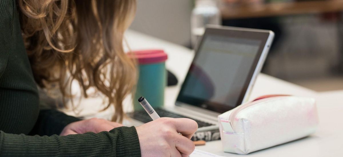 eine Studentin macht sich während einer Vorlesung Notizen (Foto: Christian Hüller)