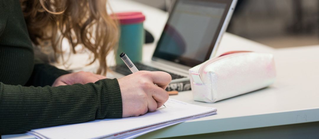 eine Studentin macht sich während einer Vorlesung Notizen (Foto: Christian Hüller)