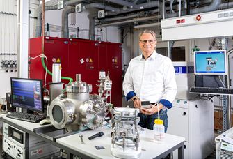 Prof. Dr. Marius Grundmann hat ein ultrakompaktes Spektrometer entwickelt. Durch geringe Größe und Gewicht, sowie kostengünstige Herstellung eignet es sich für den Einsatz in Smartphones und Wearables und eröffnet den Zugang zum Konsumermarkt für die mobile Analytik.