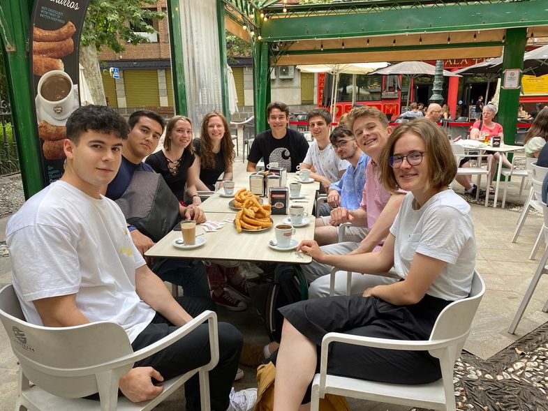 Zu sehen ist die Gruppe der Studierenden in einem Café.
