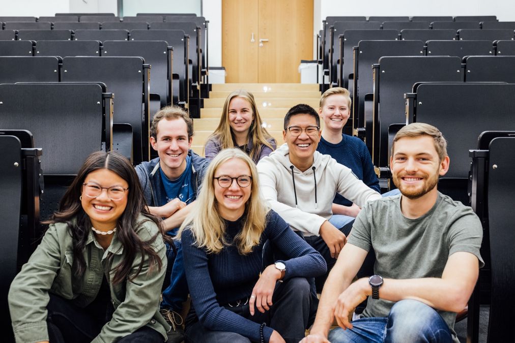 zur Vergrößerungsansicht des Bildes: Junge Studierende im Hörsaal