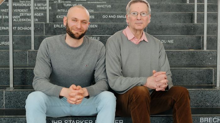 Zu sehen sind Juniorprofessor Benjamin Friedländer und Vater Thomas Friedländer.