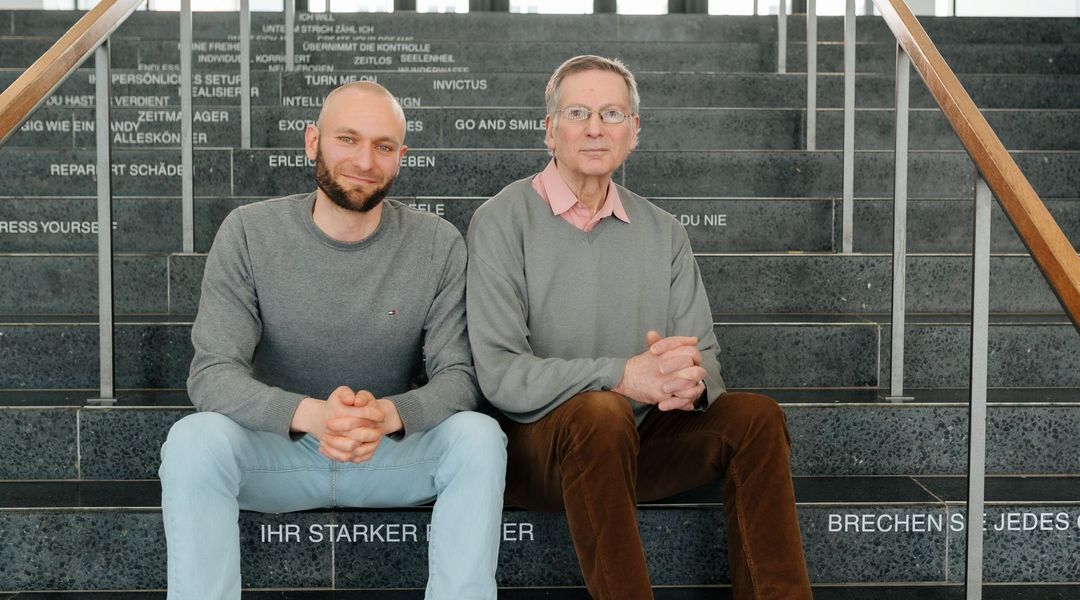 Zu sehen sind Juniorprofessor Benjamin Friedländer und Vater Thomas Friedländer.