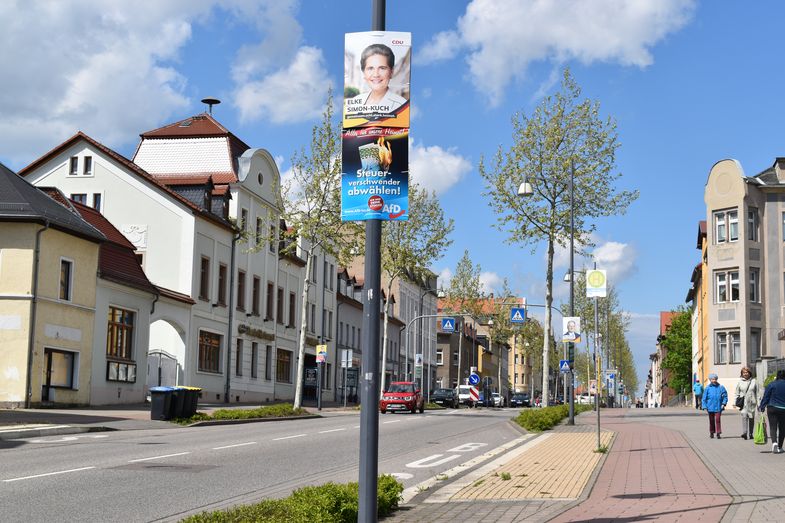 Wahlplakate im Stadtteil Neustadt, einem Ankunftsquartier in Weißenfels