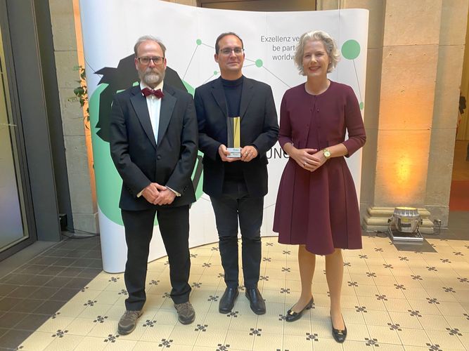 Group photo with three people: Dean Kirchheim on the left, Humboldt Professor Kráľ in the middle, and Rector Obergfell on the right.