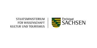 Logo des Sächsischen Staatsministerium für Wissenschaft, Kultur und Tourismus mit Schriftzug und Signet des Freistaats Sachsen