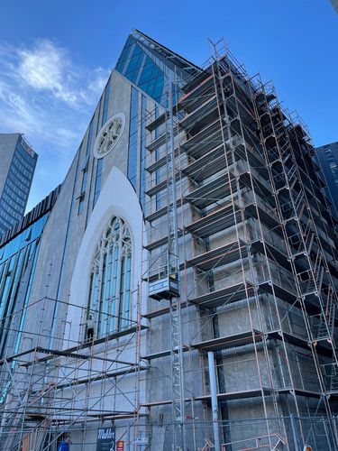 Die Fassade des Paulinums mit Gerüst davor. 