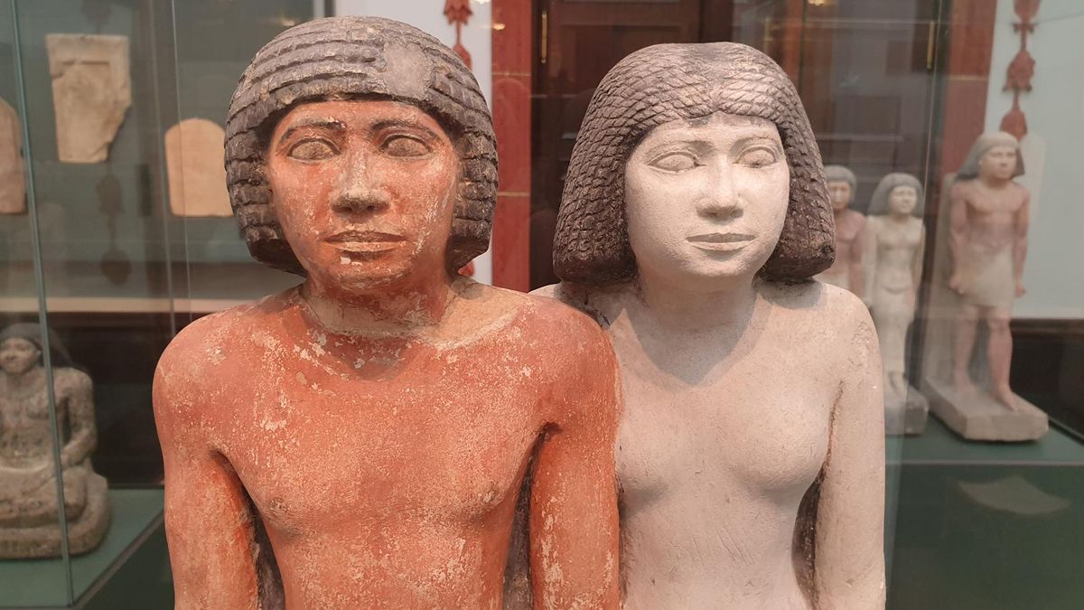 zur Vergrößerungsansicht des Bildes: Die beiden Statuen des Lai-ib und seiner Frau stehen in einer Vitrine im Ägyptischen Museum