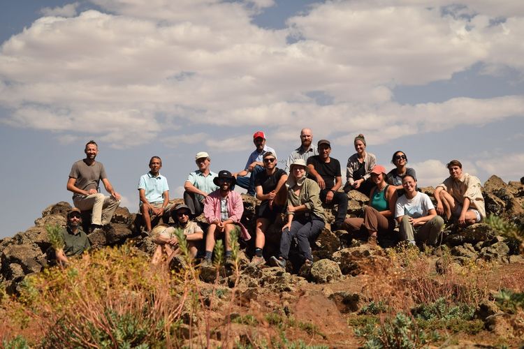 Gruppenfoto von Wissenschaftlern in Marokko zwischen Steinen und Kateen