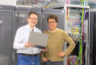 Prof. Dr. Jens Meiler und Prof. Dr. Peter Hildebrand vor einem Server.