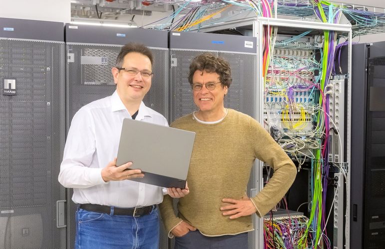 Prof. Dr. Jens Meiler und Prof. Dr. Peter Hildebrand vor einem Server.