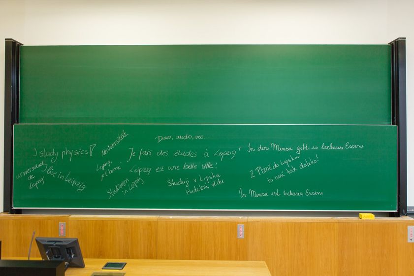 Frontalblick auf eine Tafel, auf der in verschiedenen Sprachen versteht, dass man in Leipzig studiert und teilweise auch was man studiert, Foto: Christian Hüller