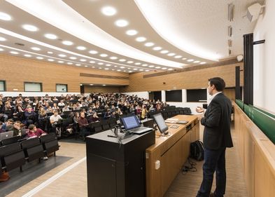 Ein Professor bei seiner Vorlesung an der Universität Leipzig.