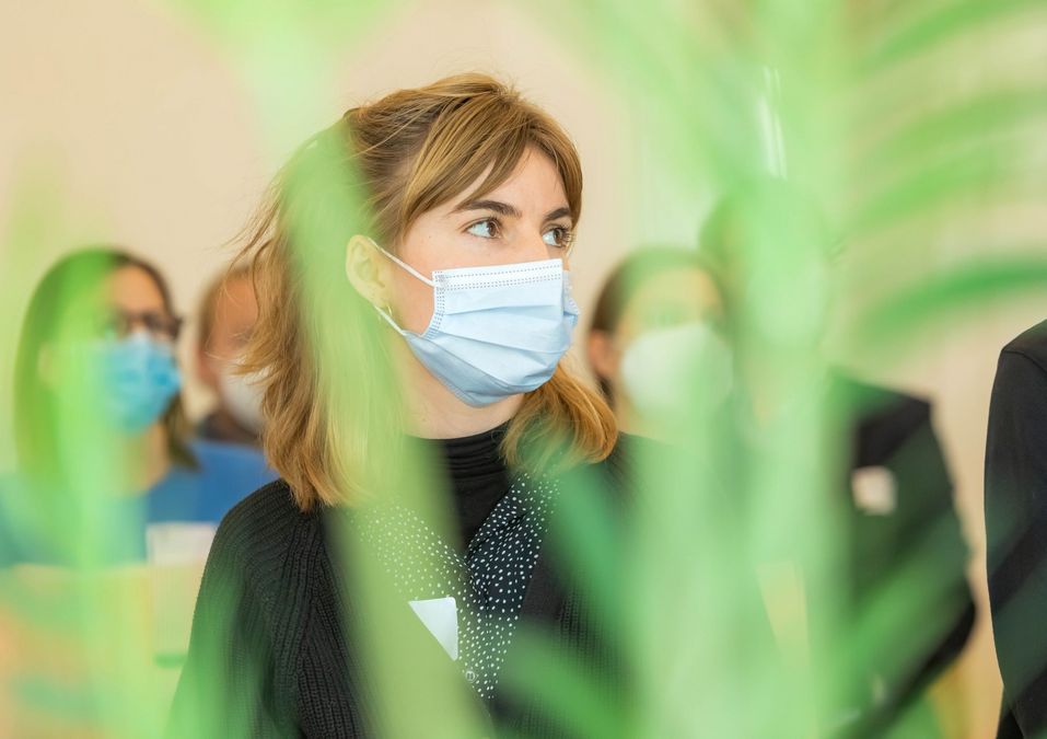 zur Vergrößerungsansicht des Bildes: Nahaufnahme von Janina Weyrowitz im Publikum