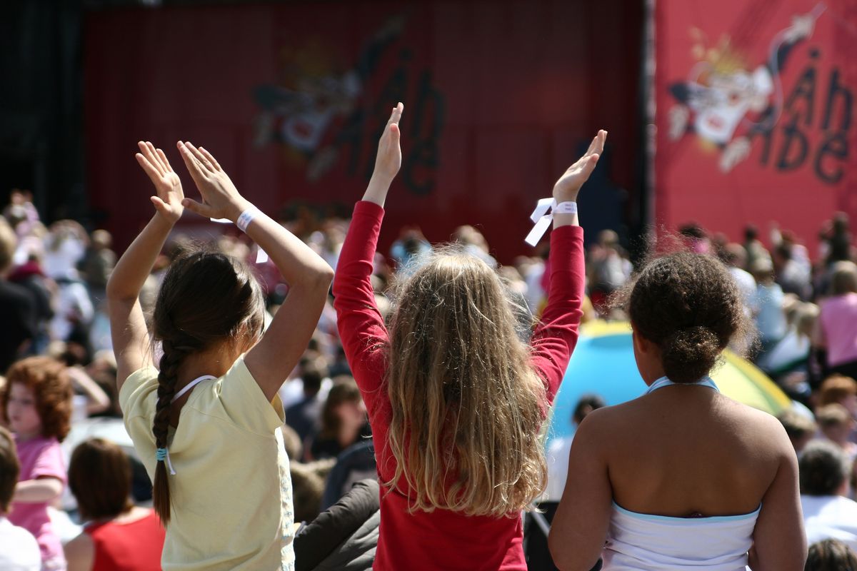 zur Vergrößerungsansicht des Bildes: Zu sehen sind drei Mädchen vor der Bühne einer kulturellen Veranstaltungen, Foto: colourbox.de/#220 